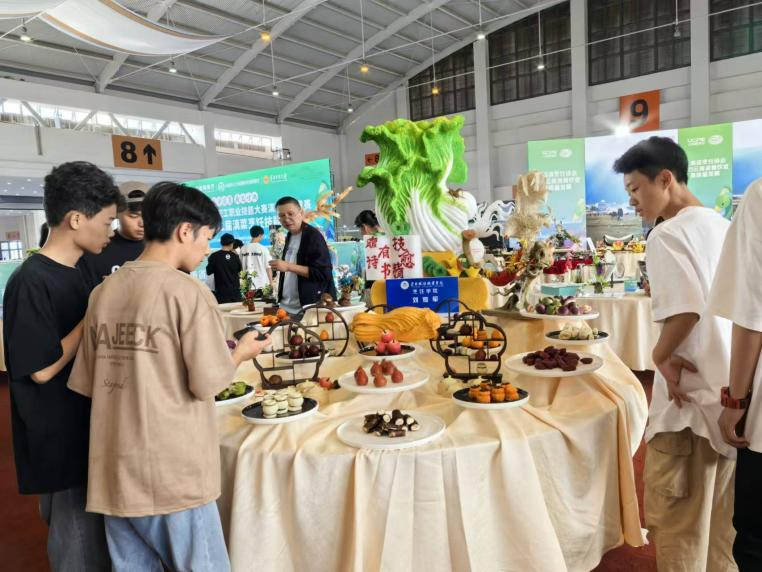 探索美食新境界，烹飪學院學生深入餐飲博覽會實踐學習